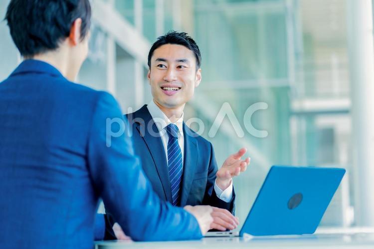 会話をする日本人男性2人 会話,話す,営業の写真素材