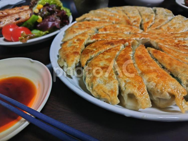 思いっきりぎょうざ！ ぎょうざ,餃子,料理の写真素材