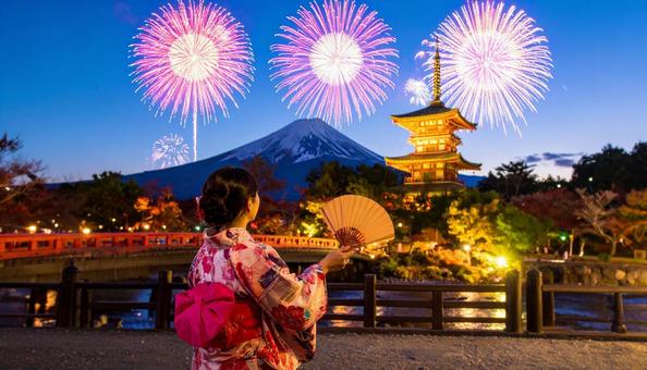 打ち上げ花火を見上げる浴衣姿の女性 打ち上げ花火を見上げる浴衣姿の女性の写真