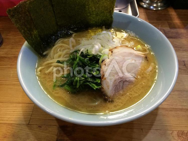 濃厚クリーミースープの家系ラーメン 家系ラーメン,クリーミー,豚骨スープの写真素材