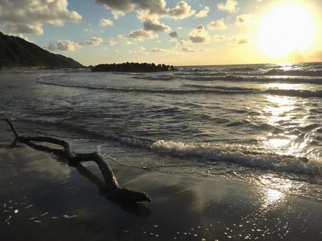 日本海の夕日(山形県鶴岡湯野浜) 日本海の夕日(山形県鶴岡湯野浜) 海,夕日,秋の写真素材