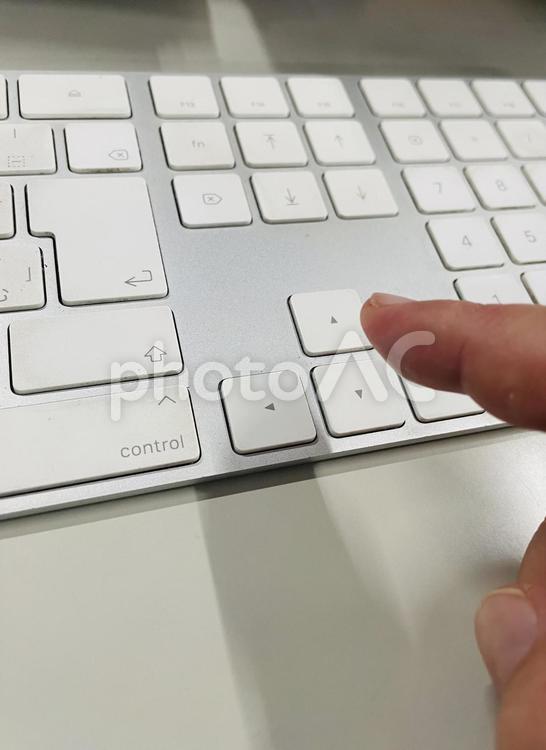 指で押す前のキーボード キーボード,白,使いかけの写真素材