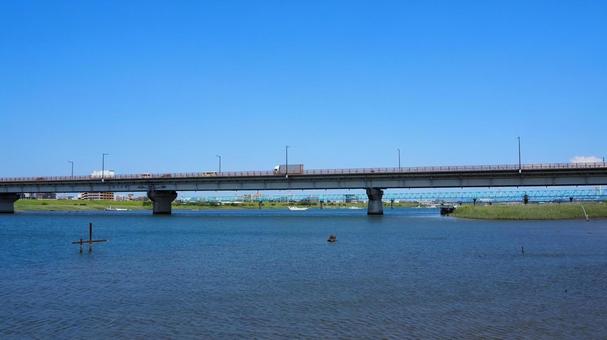 夏の江戸川・新行徳橋(市川市妙典駅近郊) 夏の江戸川・新行徳橋(市川市妙典駅近郊) 夏,江戸川,新行徳橋の写真素材