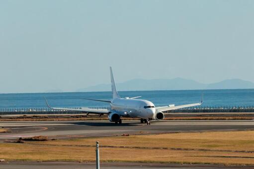冬の大分空港に広がる静かな昼の景色 飛行機,航空機,旅客機の写真素材