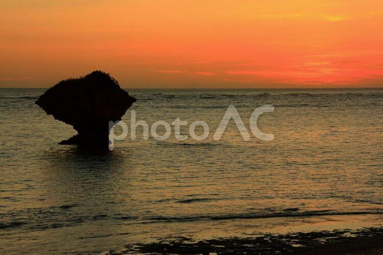 渡具知の浜の夕陽 渡具知,ビーチ,沖縄の写真素材