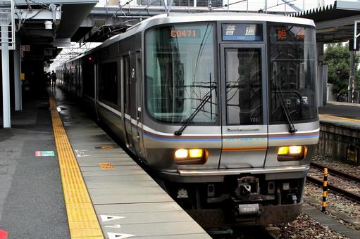 223系普通列車停車中  223系,jr西日本,普通列車の写真素材
