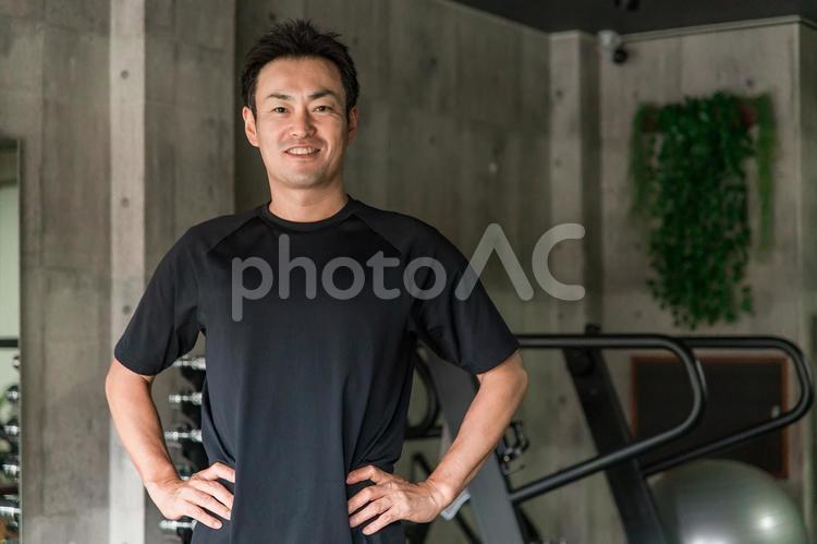 スポーツジムにいるインストラクターの男性 スポーツジム,ジム,男性の写真素材