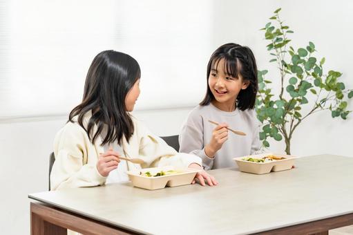 ご飯を食べる女の子 ご飯を食べる女の子 家族,食事,子どもの写真素材