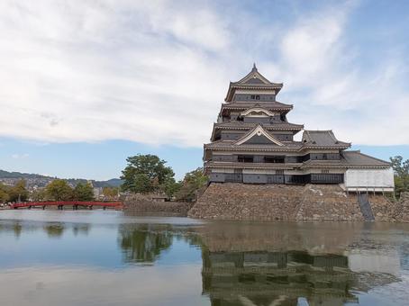 埋橋と松本城 埋橋と松本城 長野県,松本市,松本城の写真素材