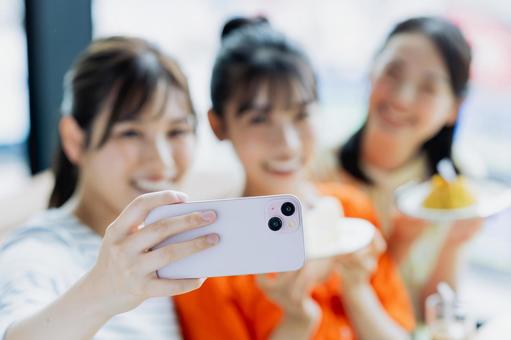 自撮りをする若い女性 自撮りをする若い女性 スマートフォン,自撮り,写真の写真素材