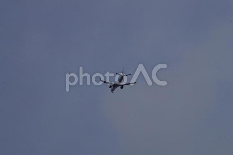 冬の曇天の中を飛ぶ航空機 冬,曇天,飛ぶの写真素材