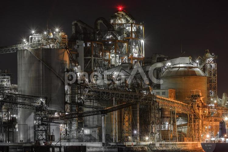 工場夜景　三菱マテリアル　苅田工場 工場夜景,夜景,工場萌えの写真素材