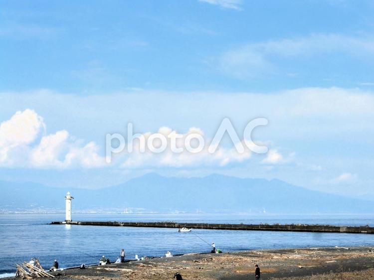 白い灯台と釣り人たち 灯台,海,突堤の写真素材