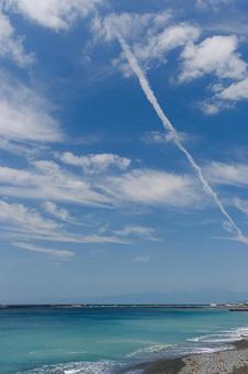 飛行機雲と青空とターコイズブルーの海 飛行機雲と青空とターコイズブルーの海 青空,飛行機雲,海の写真素材