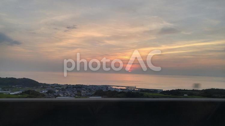 夕焼け空と海 夕景,海,曇の写真素材