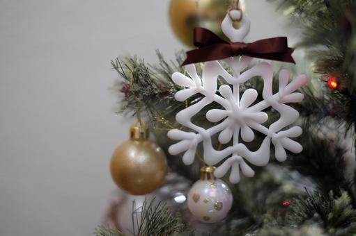手作りの雪の結晶オーナメントとツリー 雪,雪の結晶,白の写真素材