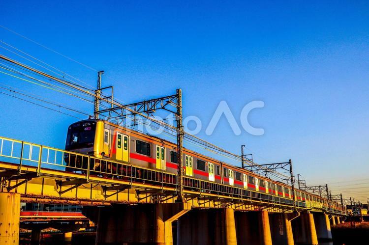 夕日に照らされる東横線電車 夕日,夕焼け,夕方の写真素材