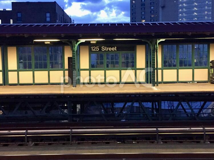 マンハッタン、夕暮れ時のハーレム地下鉄駅 マンハッタン,列車,地下鉄駅の写真素材