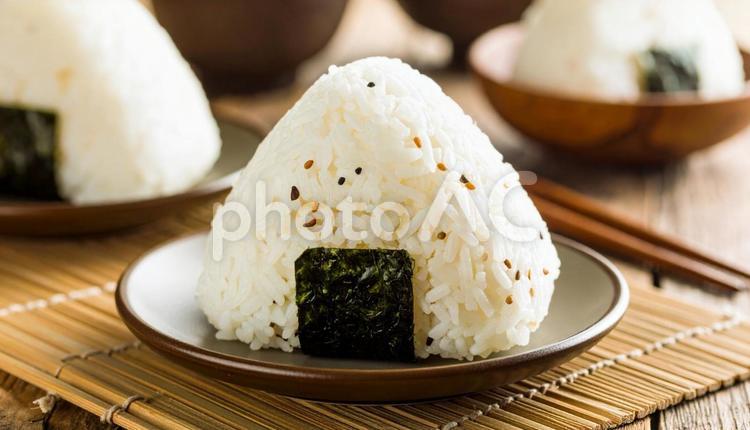 おにぎりB おにぎり,おむずび,握り飯の写真素材
