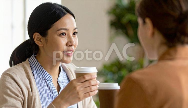 マンツーマンで英会話教室で話す日本人女性 英会話,マンツーマン,カフェの写真素材