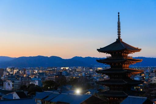 Yasaka Tower "Kyoto Sightseeing" illuminated with magic hour, JPG Yasaka Tower "Kyoto Sightseeing" illuminated with magic hour, kyoto, tower of yasaka, magic hour, JPG