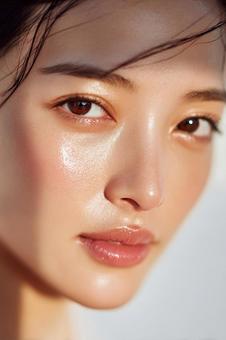 親しみやすいアジア人女性の顔の写真