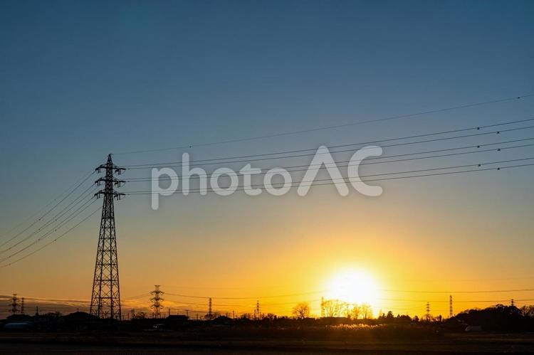 夕暮れの空と送電線 送電線,電線,電気の写真素材