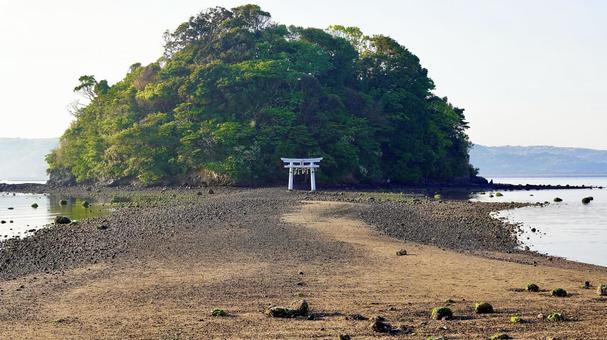 The island where Kojima Shrine is located, with the approach to the shrine revealed at low tide, JPG
