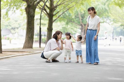 ママ友　母親　育児 ママ友,公園,女性の写真素材