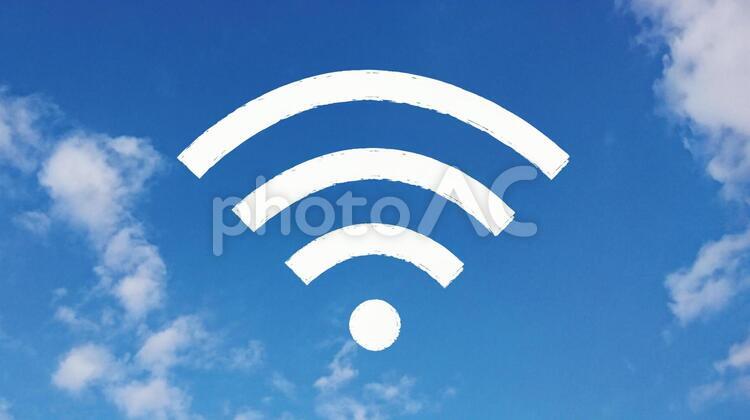 青空に手描きのWi-Fiマーク 通信,wiーfi,ワイファイの写真素材