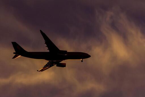 シルエット シルエット,ランディング,旅客機の写真素材