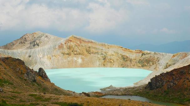エメラルドグリーンが美しい 白根山の湯釜 エメラルドグリーンが美しい 白根山の湯釜 草津白根山,白根山,火口湖の写真素材