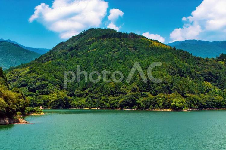 山と湖が織りなす夏の絶景美 夏,山,湖の写真素材