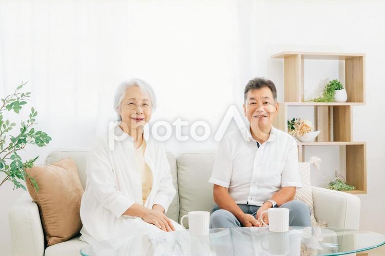 ソファに座る高齢者夫婦（お茶） 高齢者,お茶,コーヒーの写真素材
