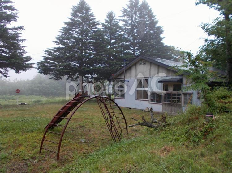 秋霧の木造校舎・廃校「池名分校」と遊具 池名分校,羅賀小学校,秋の写真素材