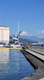 海と富士山～縦位置 海,風景,冬の富士山の写真素材