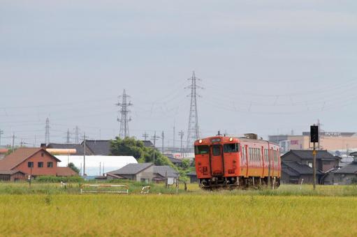 市街地を抜け南砺を目指す、JR城端線 jr,jr西日本,城端線の写真素材
