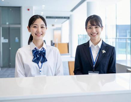 受付コーナー内に座る笑顔の受付嬢 受付コーナー内に座る笑顔の受付嬢の写真