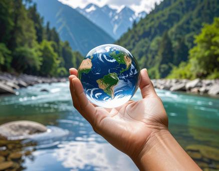 ガラス玉に映る地球と自然の風景の写真