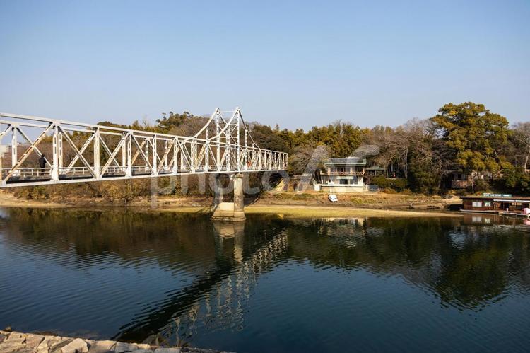 岡山城の旭川に架かる月見橋と青空 岡山城,烏城,旭川の写真素材