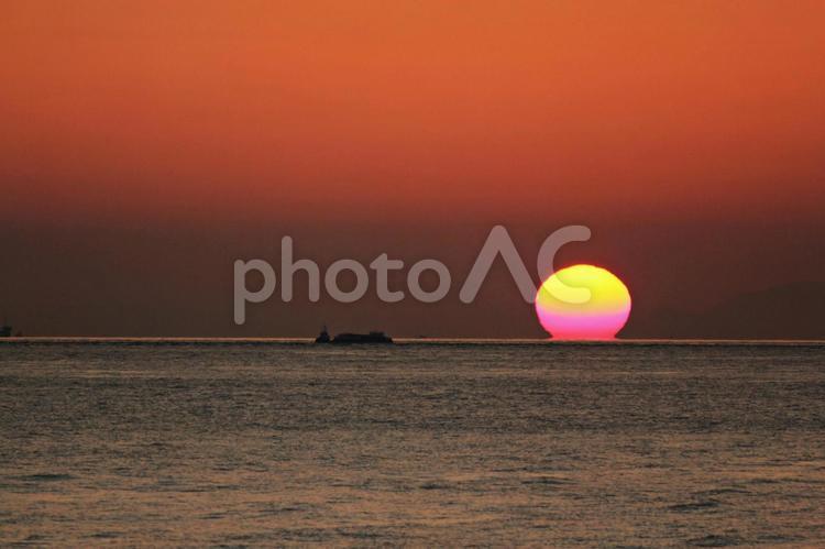 夕暮れのだるま太陽 海,夕暮れ,夕焼けの写真素材