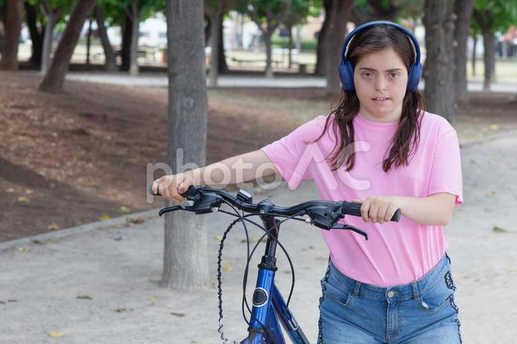 自転車を押すダウン症の女性 ダウン症,女性,若者の写真素材