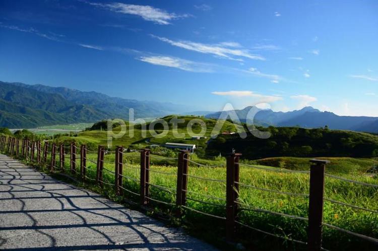 日当たりの良い谷 landscape,ベビーサークル,山の写真素材