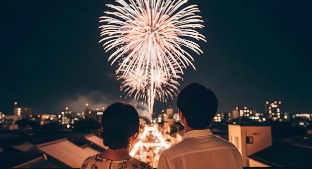 夏の花火を見つめる日本人カップル 夏の花火を見つめる日本人カップル の写真