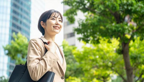 オフィス街とビジネス女性の写真
