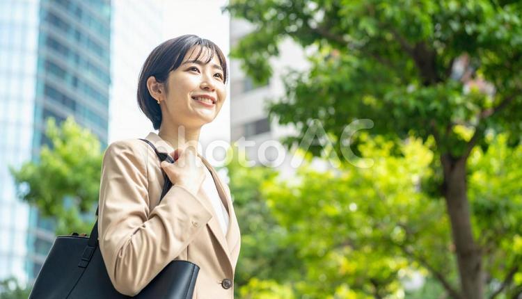 オフィス街とビジネス女性 オフィス街,ビジネス,女性の写真素材