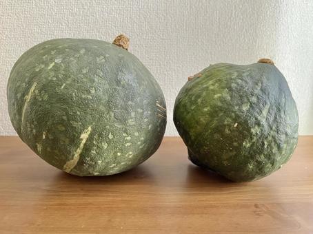 大きいカボチャと小さいカボチャ 大きいカボチャと小さいカボチャの写真