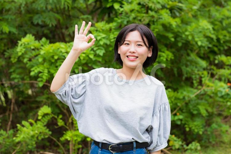 オーケーマークを作る若い女性 女性,笑顔,オーケーの写真素材