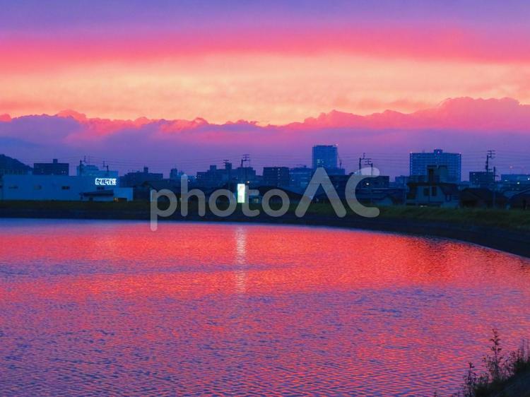 ８月中旬の野田池からの夕焼け空 背景,夕焼け,空の写真素材