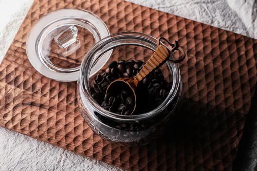 ガラス瓶のコーヒー豆 コーヒー豆,コーヒー,木製スプーンの写真素材